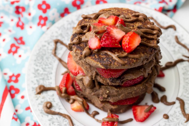 Vegan Fluffy Strawbery Chocolate Protein Pancakes